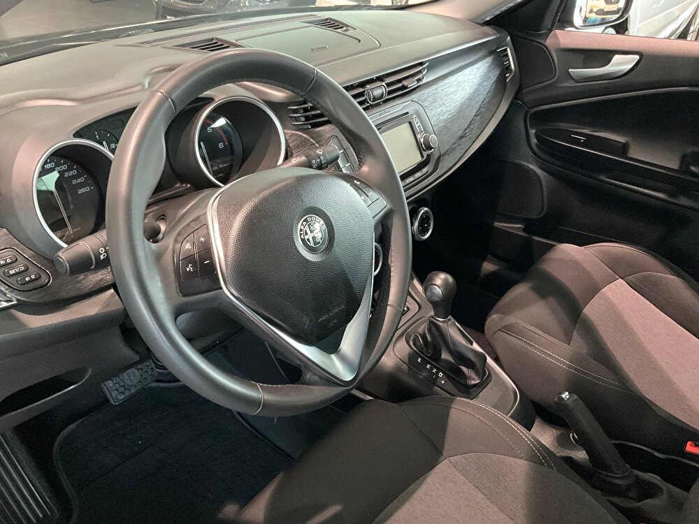 alfa romeo marka, giulietta hatchback 1.6 jtdm-2 start&stop tı tct model,  otomatik vites, dizel yakıt tipli otomobil 2
