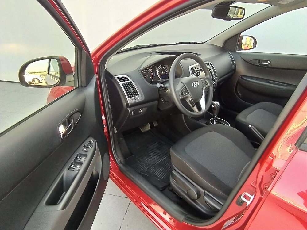 hyundai marka, i20 hatchback 1.4 cvvt sense otomatik model,  otomatik vites, benzin yakıt tipli otomobil 3
