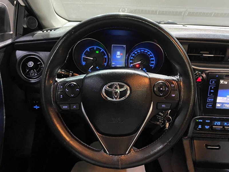 Toyota Auris Hatchback 1.4 D-4D Advance Skypack