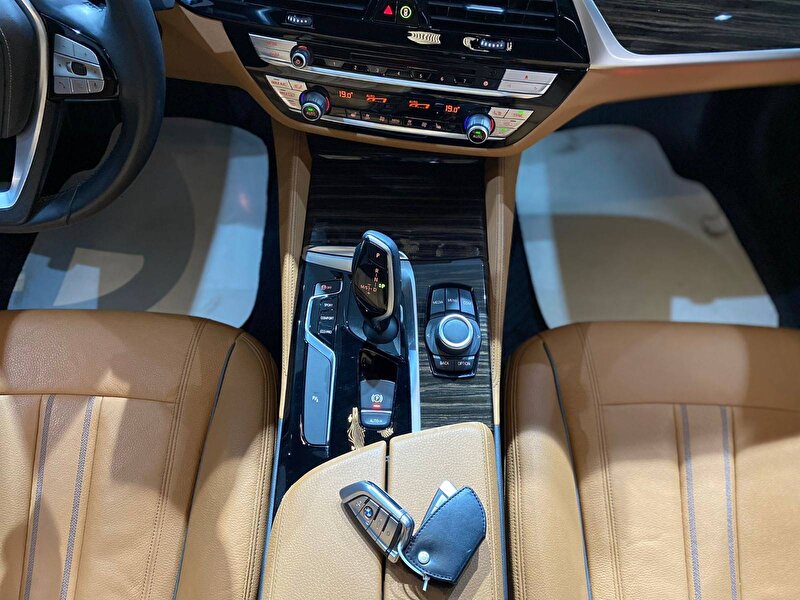 BMW 5 Serisi Sedan 520i Luxury Line Otomatik