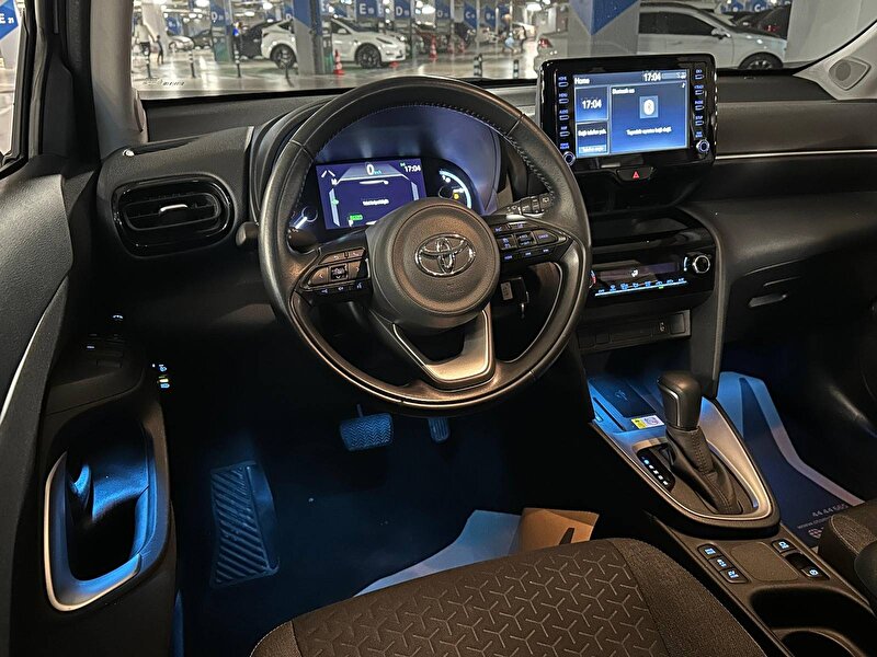 2022 Hybrid Otomatik Toyota Yaris Beyaz OTOMOBİLEN