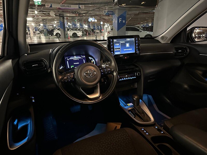 2022 Hybrid Otomatik Toyota Yaris Beyaz OTOMOBİLEN